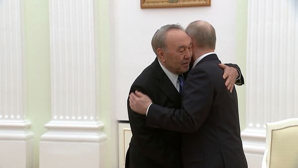 Назарбаев и Путин пожали руки и обнялись – видео из Кремля   - Sputnik Казахстан