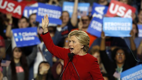 Хиллари Клинтон выступает во время своей предвыборной кампании в 2016 году - Sputnik Казахстан
