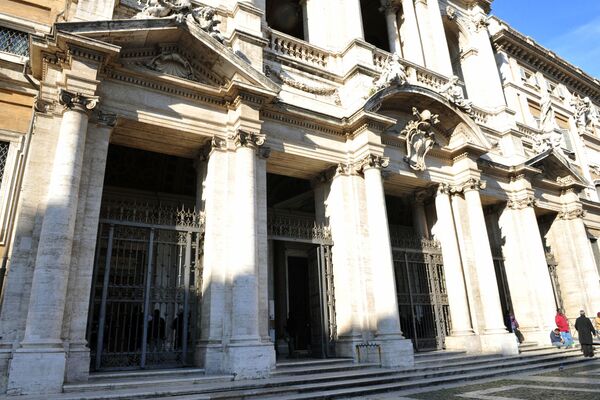 This picture shows the outside of the papal basilica of Santa Maria Maggiore (Saint Mary Major) after a vandal attacked the bronze and wooden door with a stone and damaged the portrayal of the Annunciation to to the Virgin Mary (door at R) on December 19, 2011 in Rome.  - Sputnik Казахстан