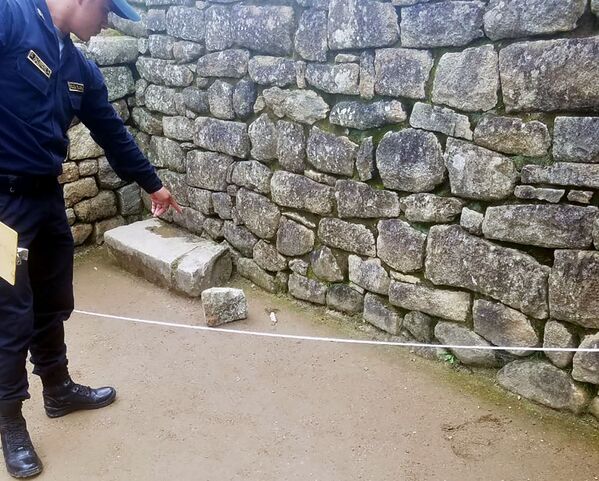 Handout image distributed by the Peruvian Police of a policeman showing a  rock dislodged by a group of foreign tourists when trespassing to the ancient Inca citadel of Machu Picchu, Peru, on January 12, 2020. - Peruvian police arrested and interrogated six foreign tourists from Argentina, Brazil, Chile and France for entering prohibited areas and cause damage to cultural property. - Sputnik Казахстан