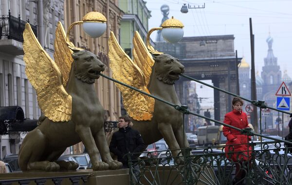 Поврежденные вандалами грифоны в Санкт-Петербурге - Sputnik Казахстан