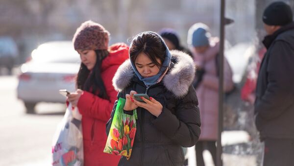 Девушки со смартфонами в Нур-Султане - Sputnik Казахстан