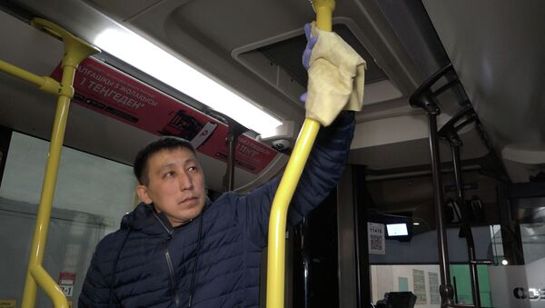Чем и как обрабатывают салоны автобусов из-за угрозы коронавируса – видео  - Sputnik Казахстан