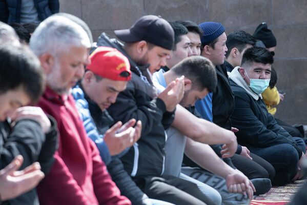 Пятничный намаз в Центральной мечети Алматы - Sputnik Казахстан