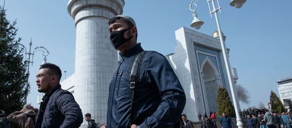 Пятничный намаз в Центральной мечети Алматы Пятничный намаз в Центральной мечети Алматы - Sputnik Казахстан
