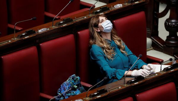 Член палаты депутатов Италии Мария Тереса Бальдини в маске и перчатках - Sputnik Казахстан