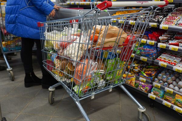 Продажи продуктов в Алматы за сутки взлетели в 2,5 раза Продажи продуктов в Алматы за сутки взлетели в 2,5 раза - Sputnik Казахстан