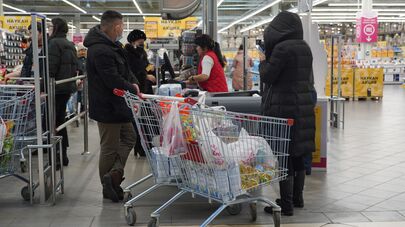 Покупатели в торговом комплексе Magnum Cash & Carry