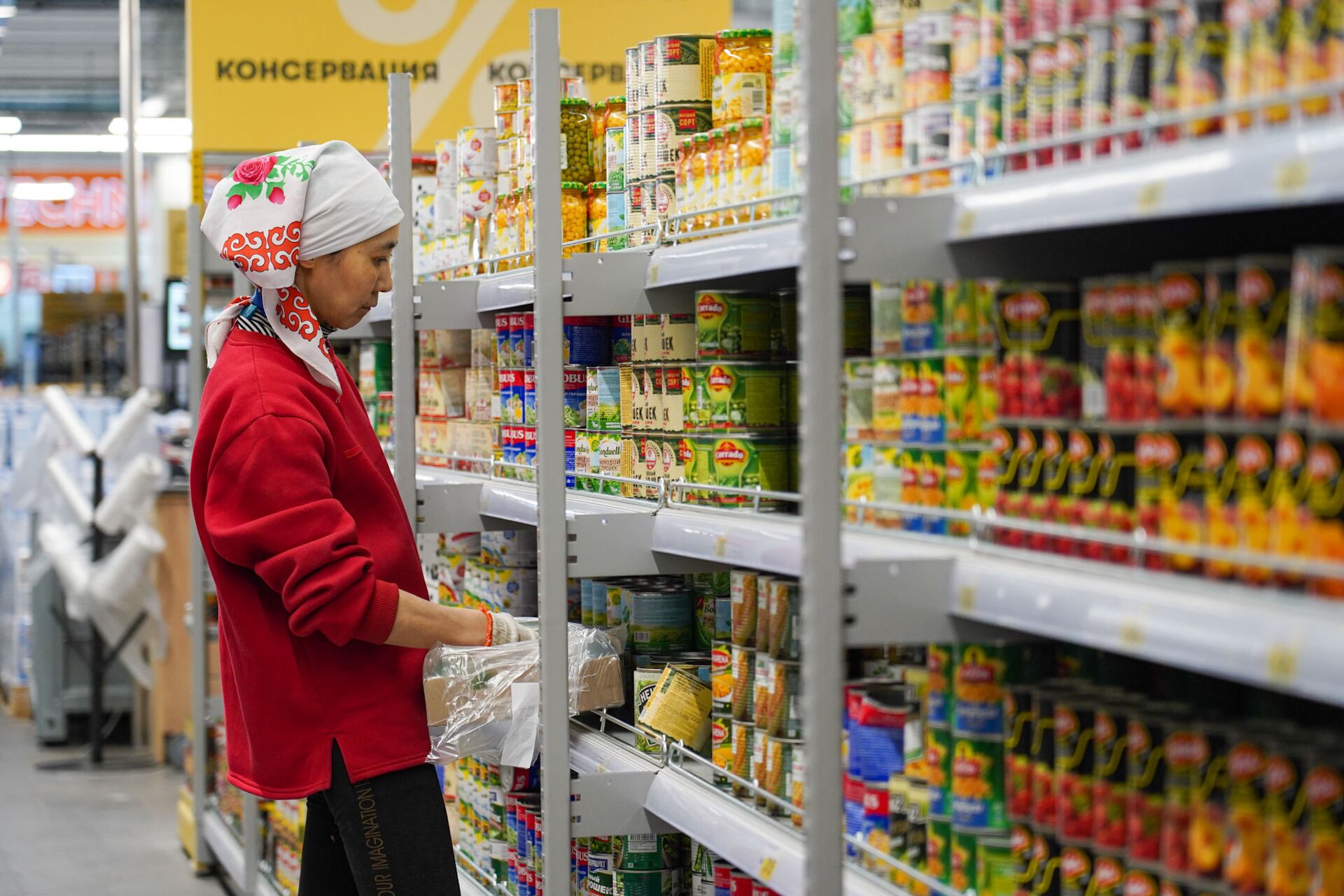 Покупатели в торговом комплексе Magnum Cash & Carry - Sputnik Казахстан, 1920, 06.06.2025