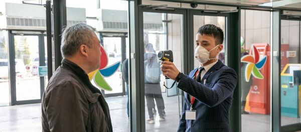 Проверка температуры у посетителей торгово-развлекательного центра Проверка температуры у посетителей торгово-развлекательного центра - Sputnik Казахстан
