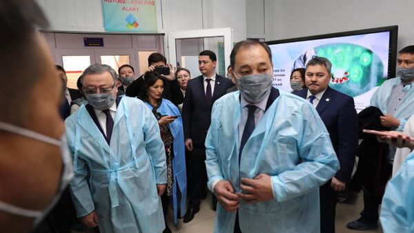 Заместитель премьер-министра Ералы Тугжанов во время посещения Актюбинской областной инфекционной клинической больницы - Sputnik Казахстан