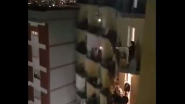 Люди поют с балконов, сидя на карантине - видео - Sputnik Казахстан