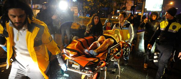 Человек в костюме Санта-Клауса расстрелял посетителей ночного клуба в Стамбуле - Sputnik Казахстан