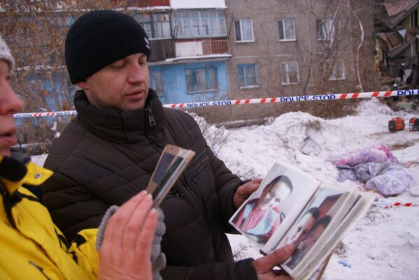 Родственник погибших при обрушении жилого дома в пос. Шахан города Шахтинска - Sputnik Казахстан