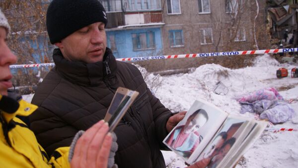 Родственники погибших при обрушении жилого дома в пос. Шахан города Шахтинска - Sputnik Казахстан