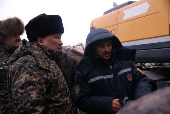 Нурмухамет Абдибеков на месте разбора завалов жилого дома в поселке Шахан г.Шахтинска - Sputnik Казахстан