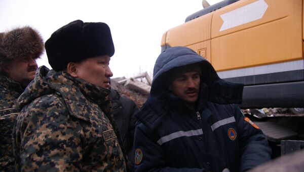 Нурмухамет Абдибеков на месте разбора завалов жилого дома в поселке Шахан г.Шахтинска - Sputnik Казахстан