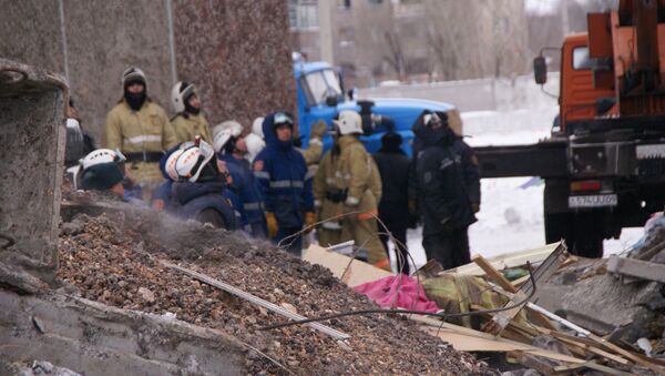 Разбор завалов на месте обрушения жилого дома в поселке Шахан - Sputnik Казахстан