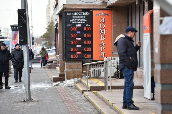 Обменные пункты в Нур-Султане не продают доллары Обменные пункты в Нур-Султане не продают доллары - Sputnik Казахстан