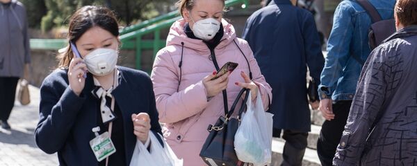 Люди в масках на улицах Алматы  - Sputnik Казахстан
