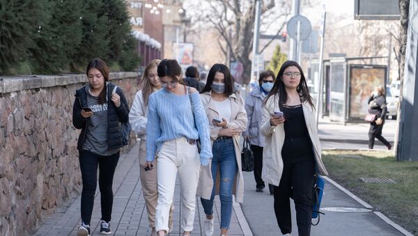 Люди в масках на улицах Алматы - Sputnik Казахстан
