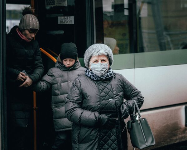 Люди в масках на улицах Нур-Султана - Sputnik Казахстан