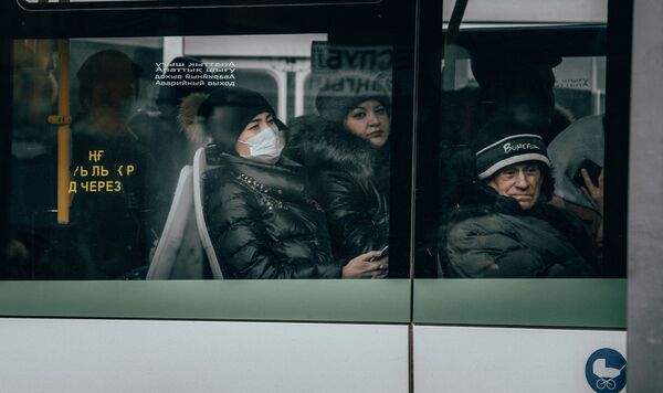 Люди в масках на улицах Нур-Султана - Sputnik Казахстан