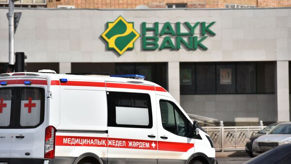 Карета скорой помощи у здания Халык Банка - Sputnik Казахстан