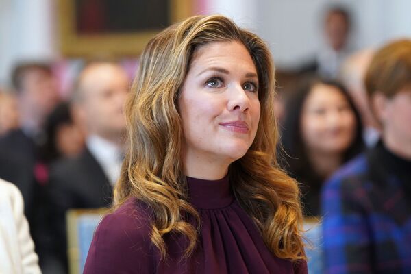 Sophie Gregoire Trudeau, wife of Canadian Prime Minister Justin Trudeau, attends a cabinet swearing-in ceremony at Rideau Hall on November 20, 2019 in Ottawa, Canada. - Trudeau unveiled an inward-looking cabinet Wednesday. The prime minister expanded his cabinet to a slightly larger 36 members after the Liberals lost 20 seats on October 21, reducing a once-mighty juggernaut to a minority government.  - Sputnik Казахстан