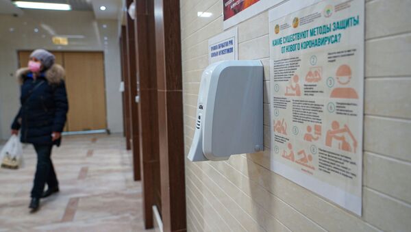 В офисных зданиях установлены емкости с антисептиком для обработки рук  - Sputnik Қазақстан