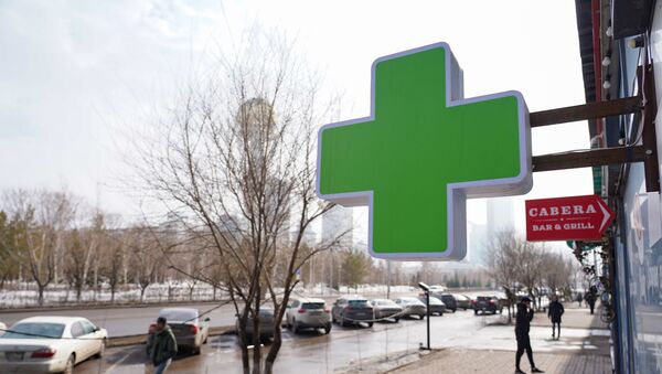 Вывеска аптеки на фоне Байтерека в Нур-Султане  - Sputnik Казахстан