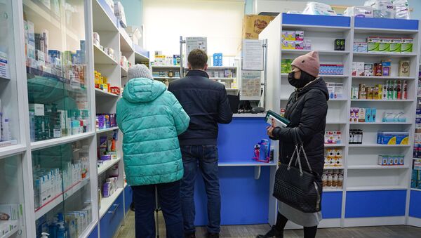 Люди в масках в очереди в аптеке в Нур-Султане - Sputnik Казахстан