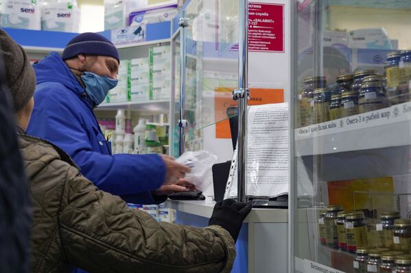 Люди приобретают маски в аптеке - Sputnik Казахстан