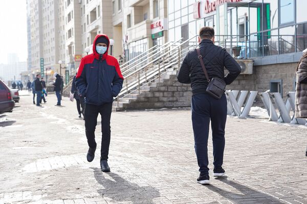 Люди в масках на улицах Нур-Султана  - Sputnik Казахстан