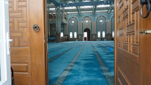 Зал одной из столичных мечетей после объявления режима чрезвычайной ситуации в Казахстане  - Sputnik Қазақстан