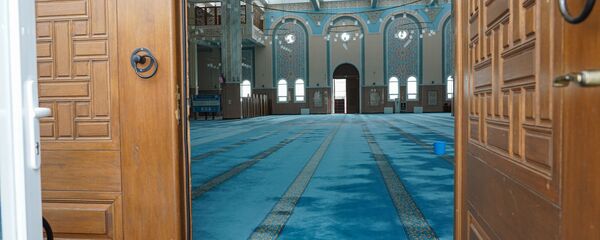 Зал одной из столичных мечетей после объявления режима чрезвычайной ситуации в Казахстане  - Sputnik Қазақстан