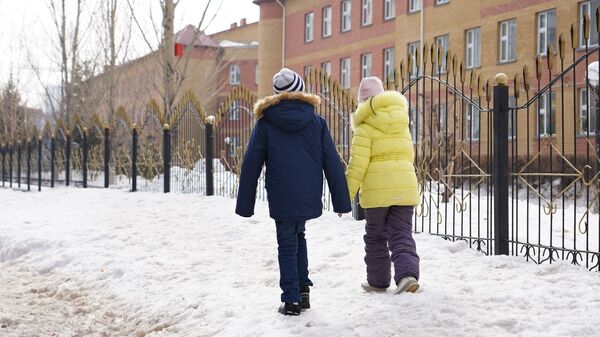 Дети возле здания школы во время каникул - Sputnik Қазақстан