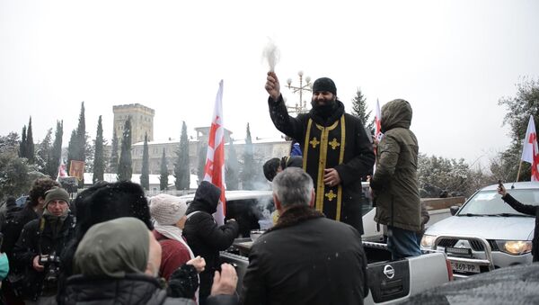 Пикап и иконы:  священники на внедорожниках в Тбилиси борются с коронавирусом святой водой - Sputnik Казахстан