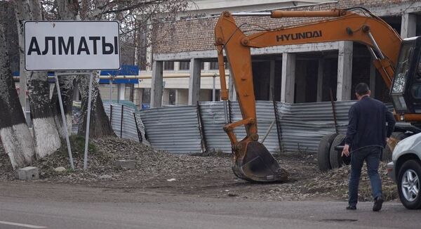 Обустройство блокпостов на въезде в Алматы в связи с ситуаций по коронавирусу - Sputnik Казахстан
