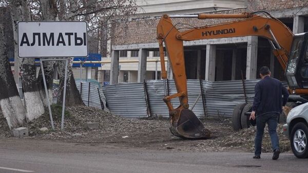 Обустройство блокпостов на въезде в Алматы в связи с ситуаций по коронавирусу - Sputnik Казахстан