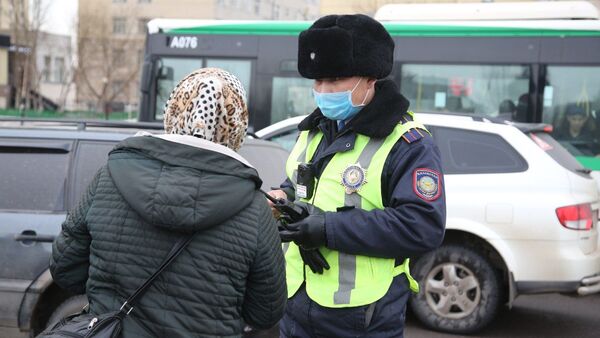 Полиция Нур-Султана патрулирует улицы города во время карантина и ЧП - Sputnik Қазақстан