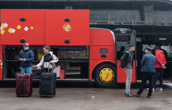 Ажиотаж на автовокзале третий день: студенты и торговцы покидают Алматы - фото - Sputnik Казахстан