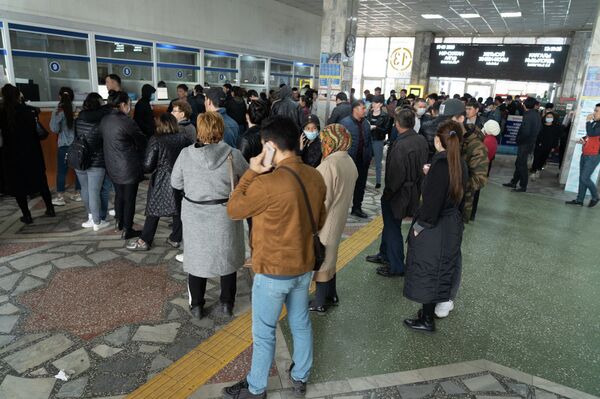 Ажиотаж на автовокзале третий день: студенты и торговцы покидают Алматы - фото - Sputnik Казахстан