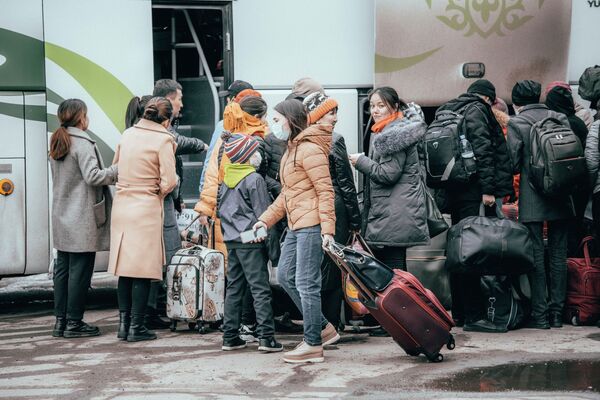 Люди садятся в междугородний автобус накануне карантина в Нур-Султане  - Sputnik Казахстан