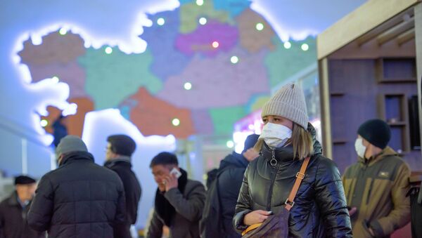 Люди в масках на автовокзале в Нур-Султане накануне карантина  - Sputnik Казахстан