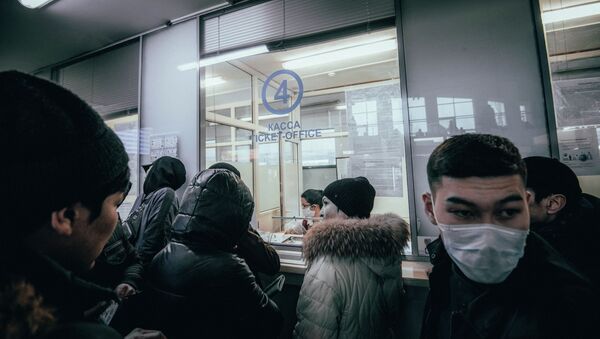 Люди в масках у кассы автовокзала в Нур-Султане накануне карантина  - Sputnik Казахстан