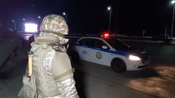 Военный на блокпосте у въезда в Нур-Султан во время карантина - Sputnik Казахстан