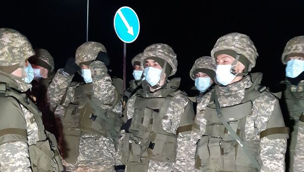 Военные охраняют блокпост на выезде из Нур-Султана после введения карантина 19 марта   - Sputnik Қазақстан