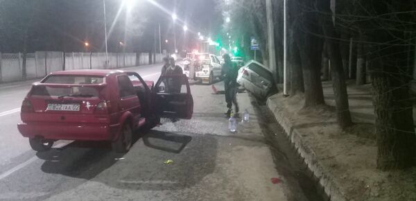 Автомашина опрокинулась в арык в Алматы - Sputnik Казахстан