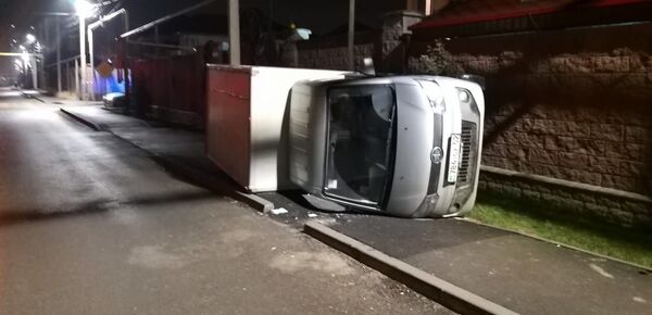 Автомашина опрокинулась в арык в Алматы - Sputnik Казахстан